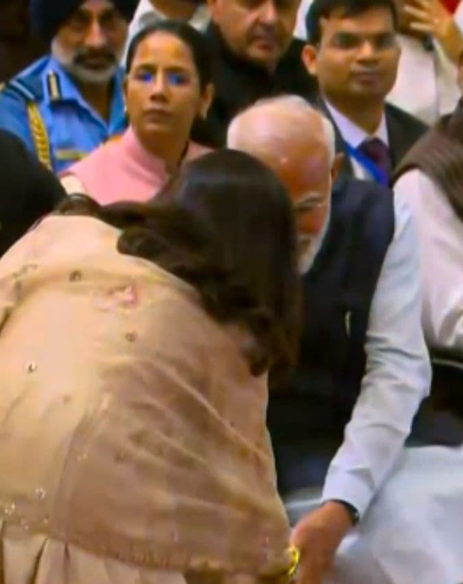 सिंगर ने पीएम मोदी के छूए पैर