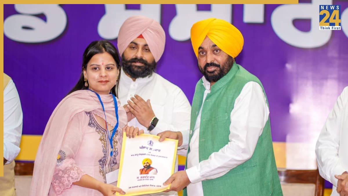 ‘मिशन रोजगार’ जारी रखते हुए मुख्यमंत्री भगवंत सिंह मान ने 355 और युवाओं को सौंपे नियुक्ति पत्र, कहा, पंजाब में सरकारी नौकरियों के लिए सिर्फ योग्यता ही एकमात्र मापदंड