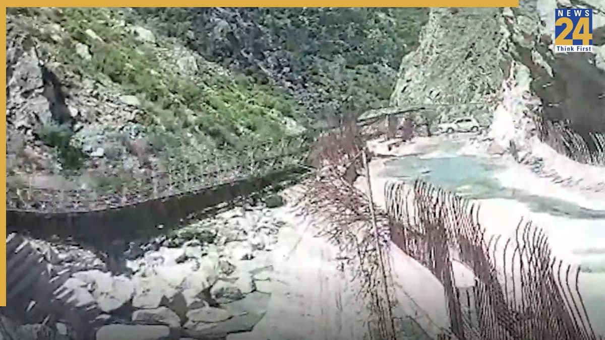 नदी के ऊपर से गुजर रहा था ट्रक, अचानक ढह गया लोहे का पुल; हिमाचल से सामने आया दिल दहलाने वाला VIDEO
