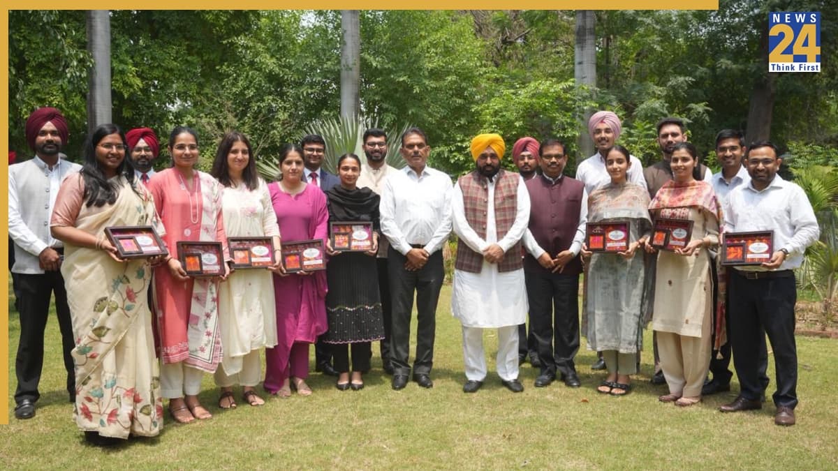 मुख्यमंत्री भगवंत सिंह मान द्वारा यूपीएससी-2025 पास करने वाले उम्मीदवारों का सम्मान, कहा आम परिवारों के बच्चे लगातार राज्य का मान बढ़ा रहे हैं