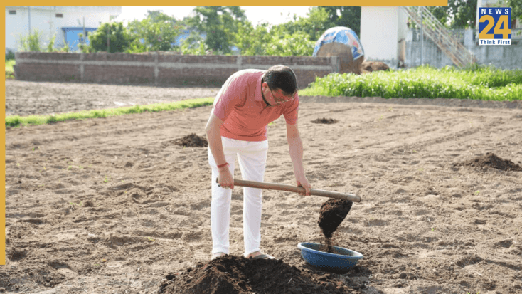 मुख्यमंत्री धामी ने खेत में चलाया टिलर, पारंपरिक कृषि और जैविक खेती को बढ़ावा देने का दिया संदेश