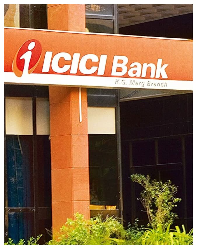 ICICI बैंक और पंजाब नेशनल बैंक (PNB): दोनों के बीच है कांटे की टक्कर