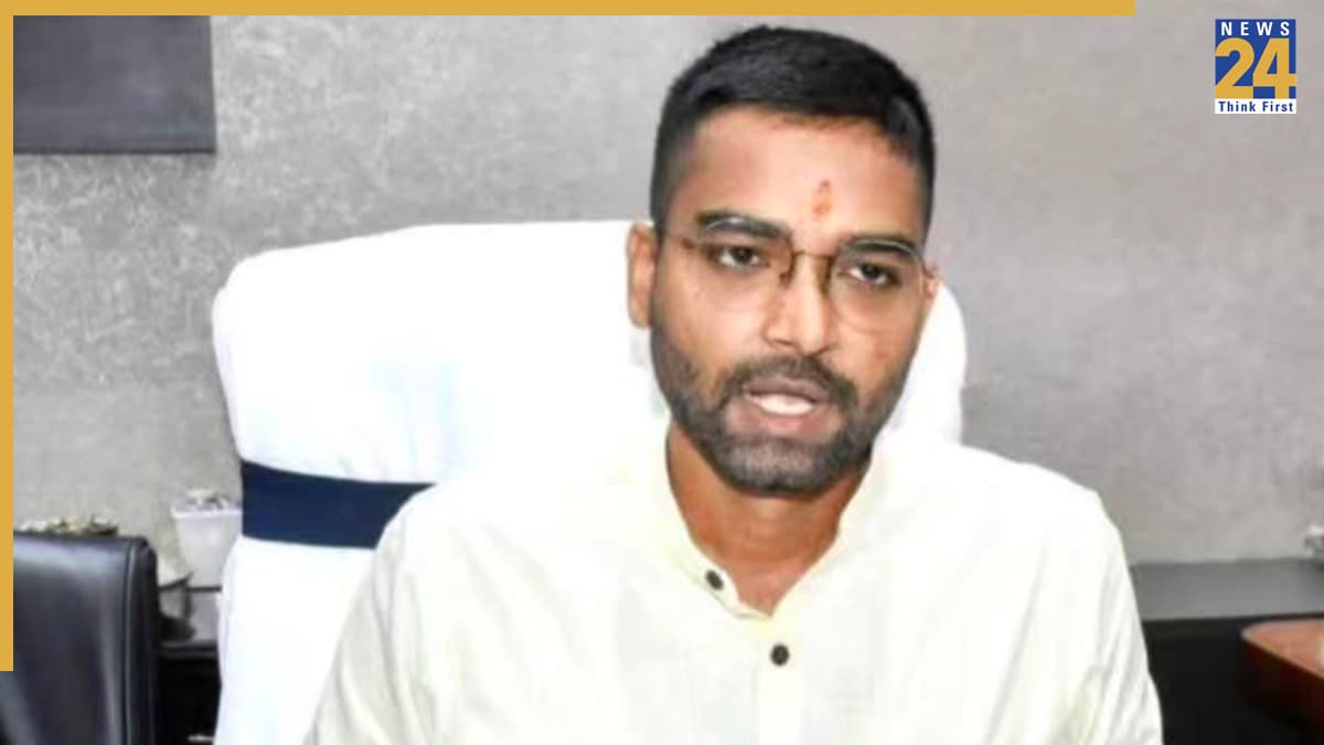 बिहार में क्या छिन जाएगी दीपक प्रकाश की मंत्री की कुर्सी? NDA के इस फैसले से मचा हड़कंप