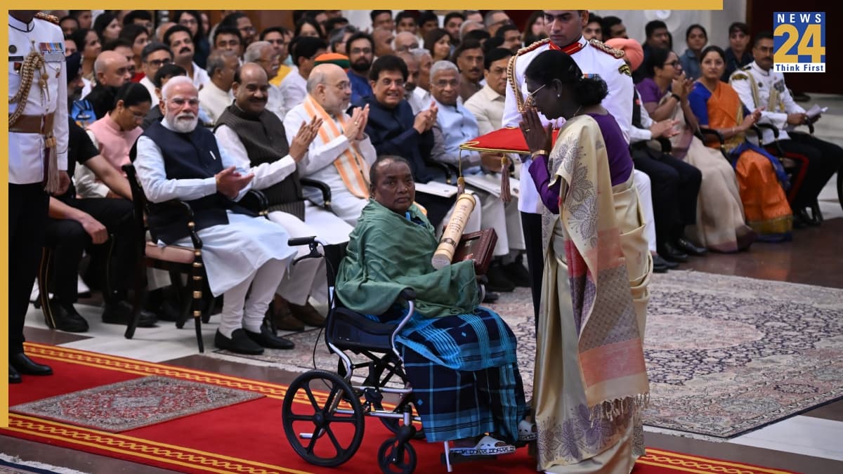 दिशोम गुरु शिबू सोरेन को मरणोपरांत पद्म भूषण, पत्नी रूपी सोरेन ने ग्रहण किया सम्मान