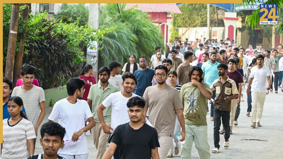 उड़ानों पर रोक, बाजार बंद… आखिर दक्षिण कोरिया की इस परीक्षा में ऐसा क्या होता है, जिसकी भारत में उठ रही मांग?