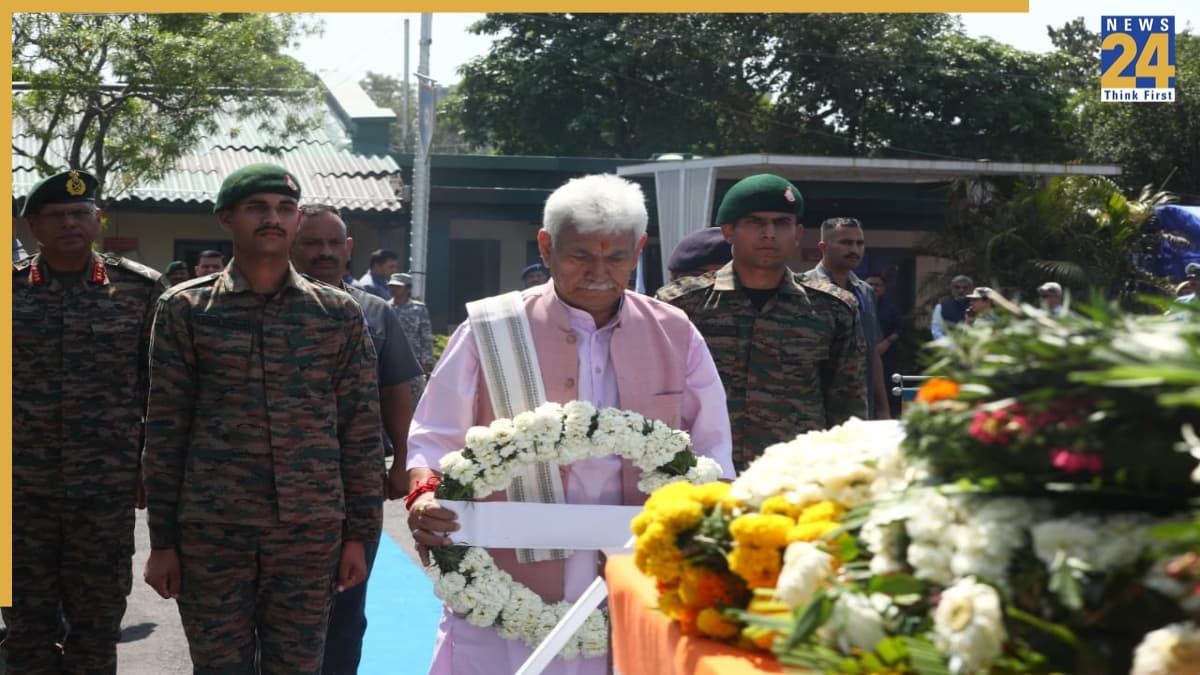 जम्मू कश्मीर में आंतकियों के लिए जारी सर्च ऑपरेशन में लेफ्टिनेंट शहीद, LG मनोज सिन्हा ने दी श्रद्धाजंलि