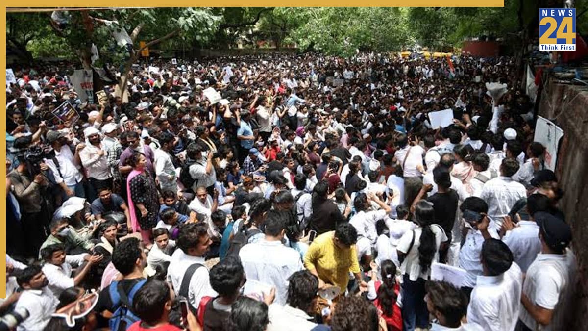'हिंसा के गलत पोस्ट हटाएं', छात्र प्रदर्शन को लेकर सोशल मीडिया प्लेटफॉर्म्स को दिल्ली पुलिस का नोटिस