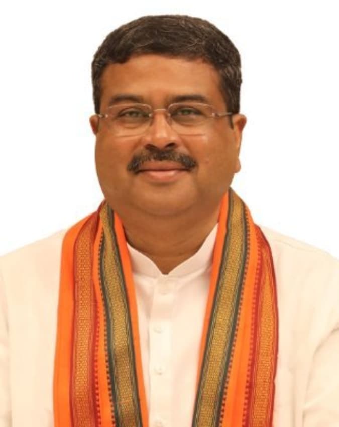 कई मंत्रालयों की संभाली जिम्मेदारी