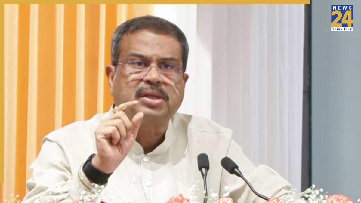 धर्मेंद्र प्रधान के कार्यकाल के 10 बड़े विवाद: शपथ ग्रहण से लेकर NEET पेपर लीक तक, जानें किन मुद्दों ने बढ़ाई उनकी मुश्किलें?