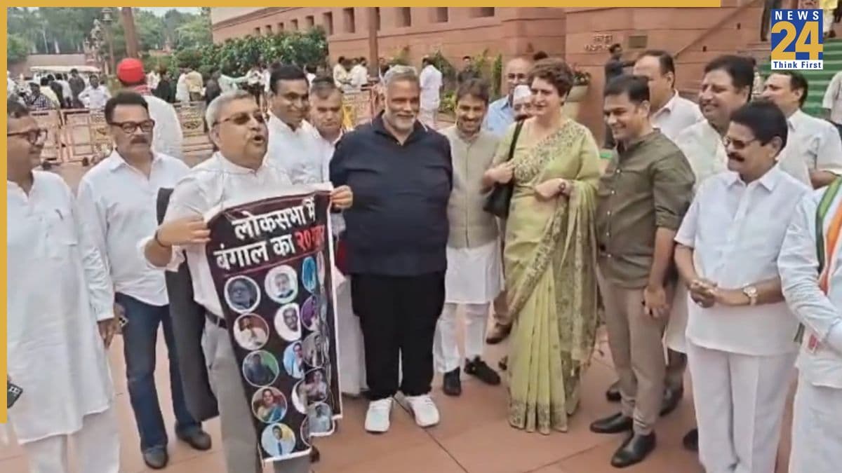'लोकसभा में बंगाल के 20 गद्दार…', पोस्टर पहनकर संसद पहुंचे कल्याण बनर्जी, देखकर प्रियंका भी मुस्कुरा दीं