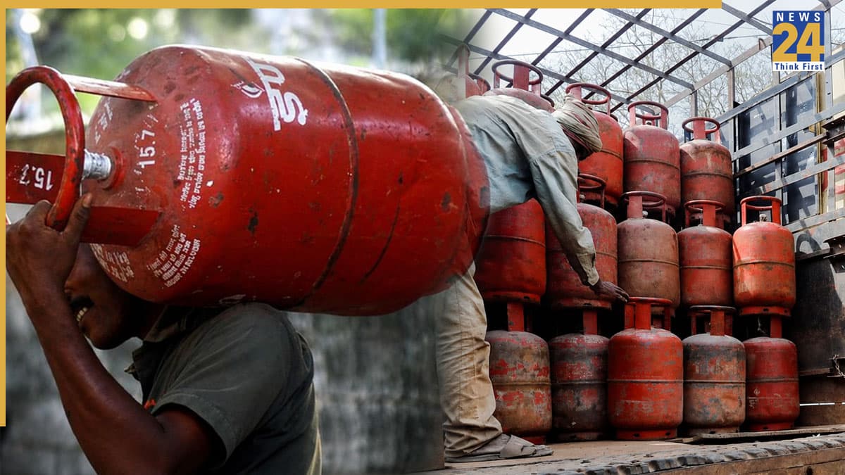 LPG Gas Price Today: आज सिलेंडर बुक करने से पहले देख लें 939 रुपये से लेकर 1031 रुपये तक के ये नए भाव, देखें सभी शहरों की लिस्ट