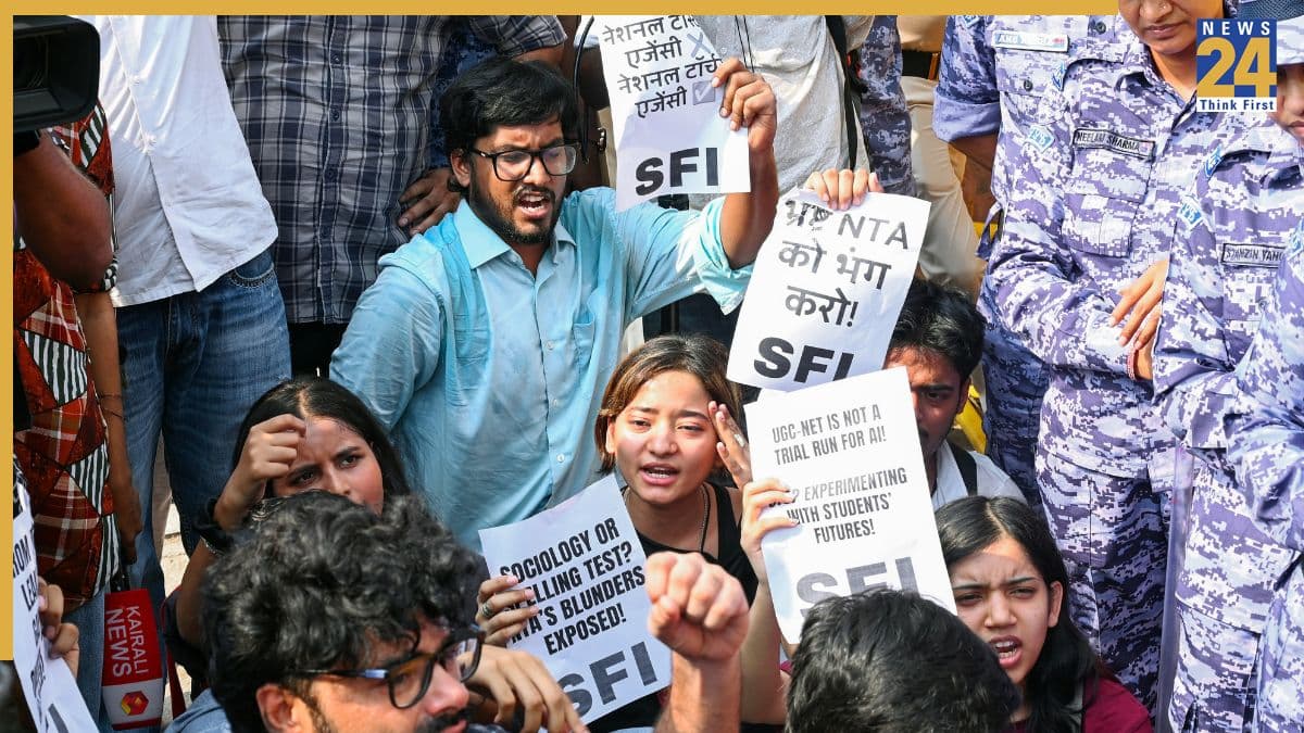 छात्रों के प्रदर्शन के बीच सरकार का बड़ा एक्शन, NTA से बर्खास्त किए गए 47 अधिकारी