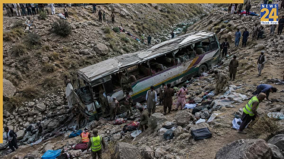 पाकिस्तान में भीषण सड़क हादसा, बलूचिस्तान में बस खाई में गिरने से 40 लोगों की मौत और 8 गंभीर घायल