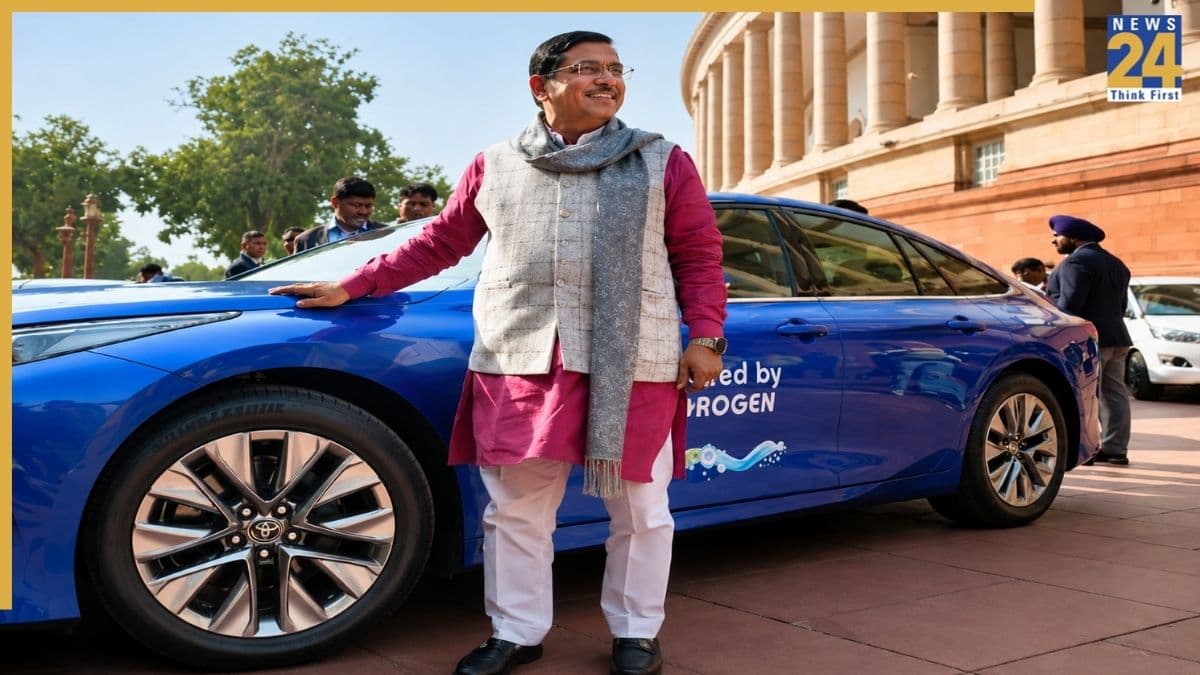 जब इस ब्लू हाइड्रोजन कार से संसद पहुंचे थे प्रह्लाद जोशी, हैरान रह गए थे देखने वाले
