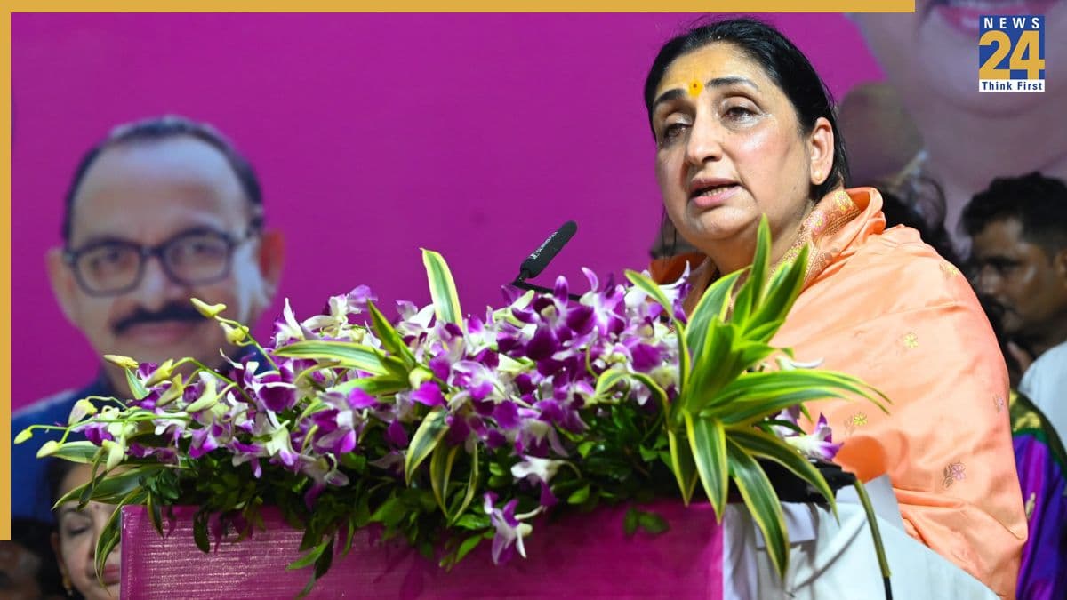 CM बंगले पर 'सीक्रेट मीटिंग' से अजित पवार की NCP में क्यों मचा बवाल? क्यों भड़की हुई हैं सुनेत्रा पवार