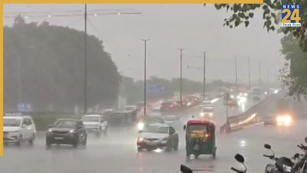 Delhi Rain Red Alert: दिल्ली-एनसीआर में मूसलाधार बारिश, IMD ने जारी किया रेड अलर्ट