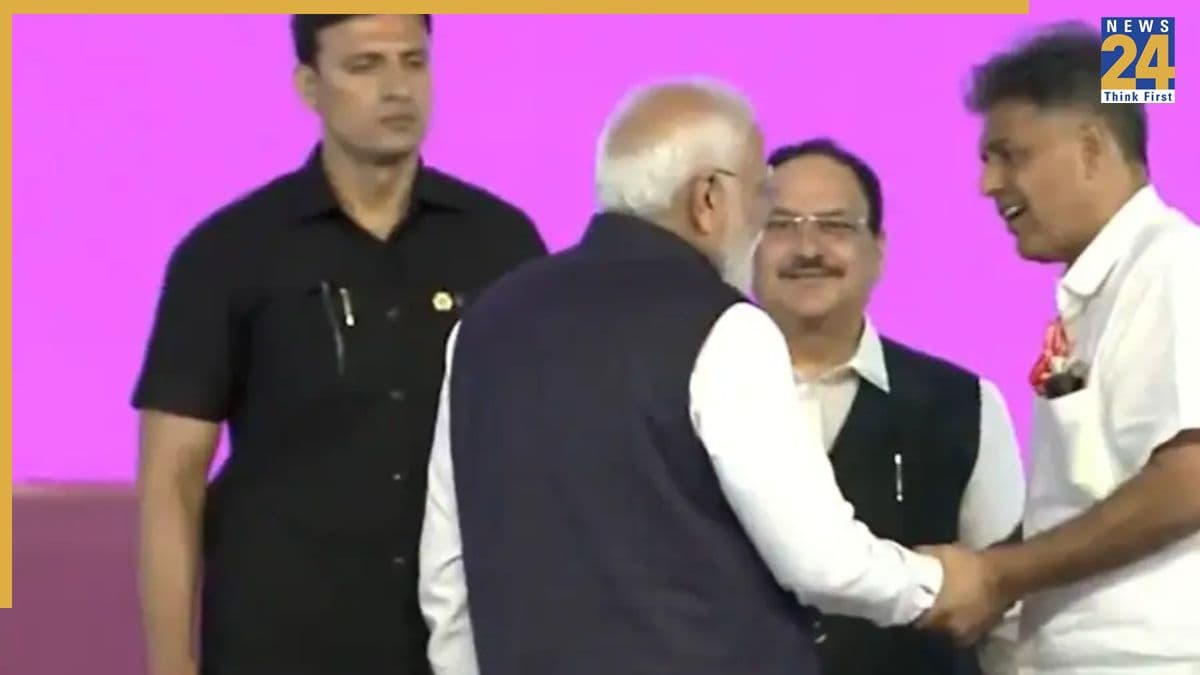क्यों सुर्खियां बटोर रही PM मोदी और मनीष तिवारी की मुलाकात की तस्वीर?