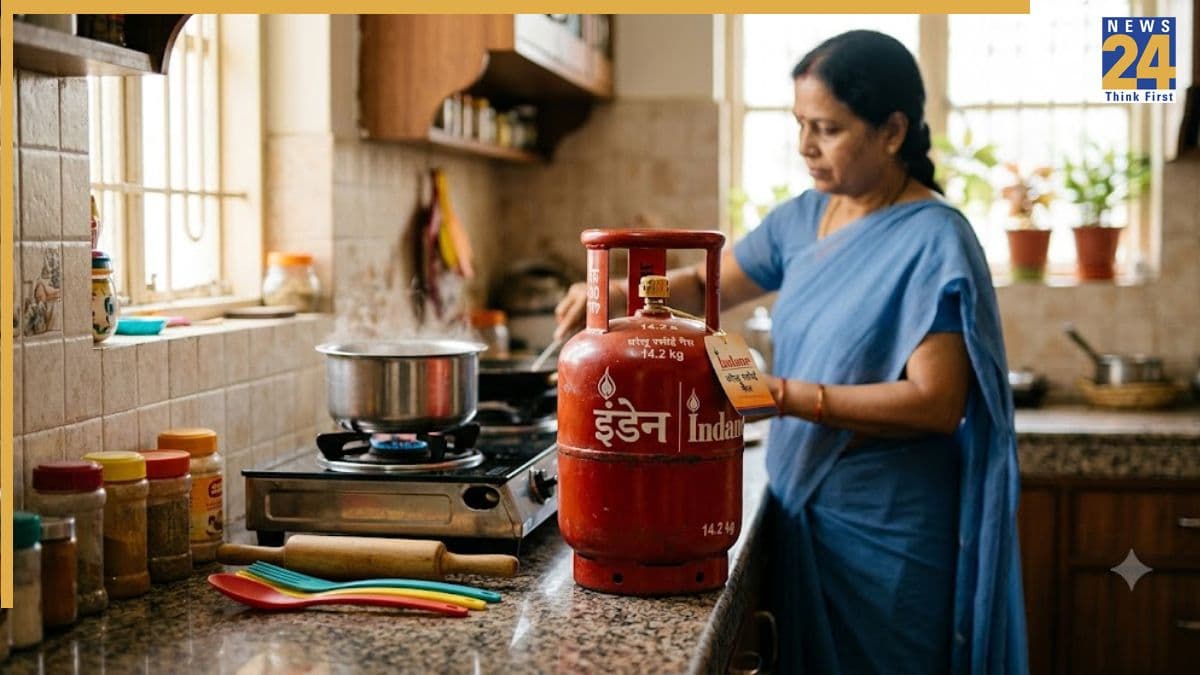LPG Gas Price Today: आम जनता के लिए बड़ी खबर! सरकारी कंपनियों ने जारी की गैस सिलेंडर की नई रेट लिस्ट, जानें आज का ताजा भाव