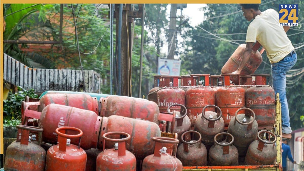 Gas Cylinder New Booking Price: सरकारी कंपनियों ने जारी की नई रेट लिस्ट, गैस सिलेंडर बुकिंग से पहले जान लें नया भाव