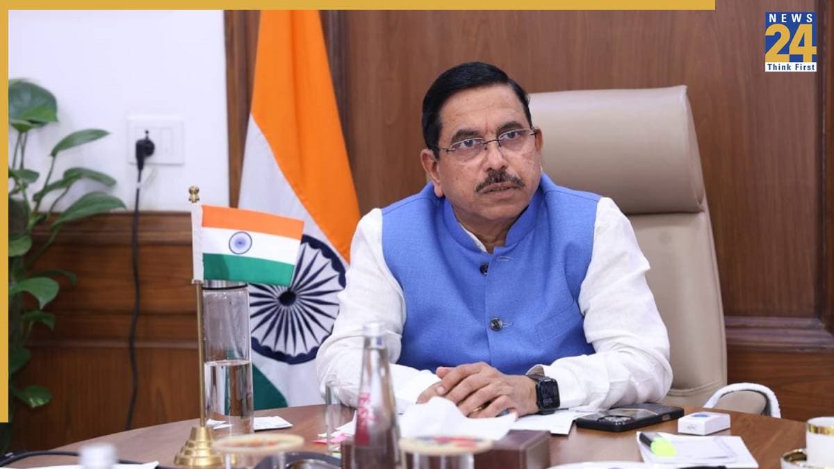कितने पढ़े-लिखे हैं प्रह्लाद जोशी? धर्मेंद्र प्रधान के इस्तीफे के बीच जानें कहां से और किन विषयों में किए कोर्स