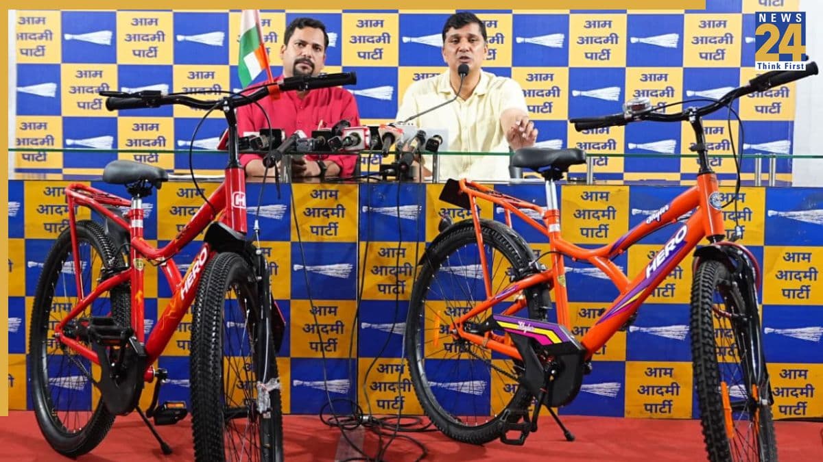 हम दोनों साइकिलें लेकर CM के पास जाएंगे, फिर वे खुद बताएं कि कौन असली है - सौरभ भारद्वाज