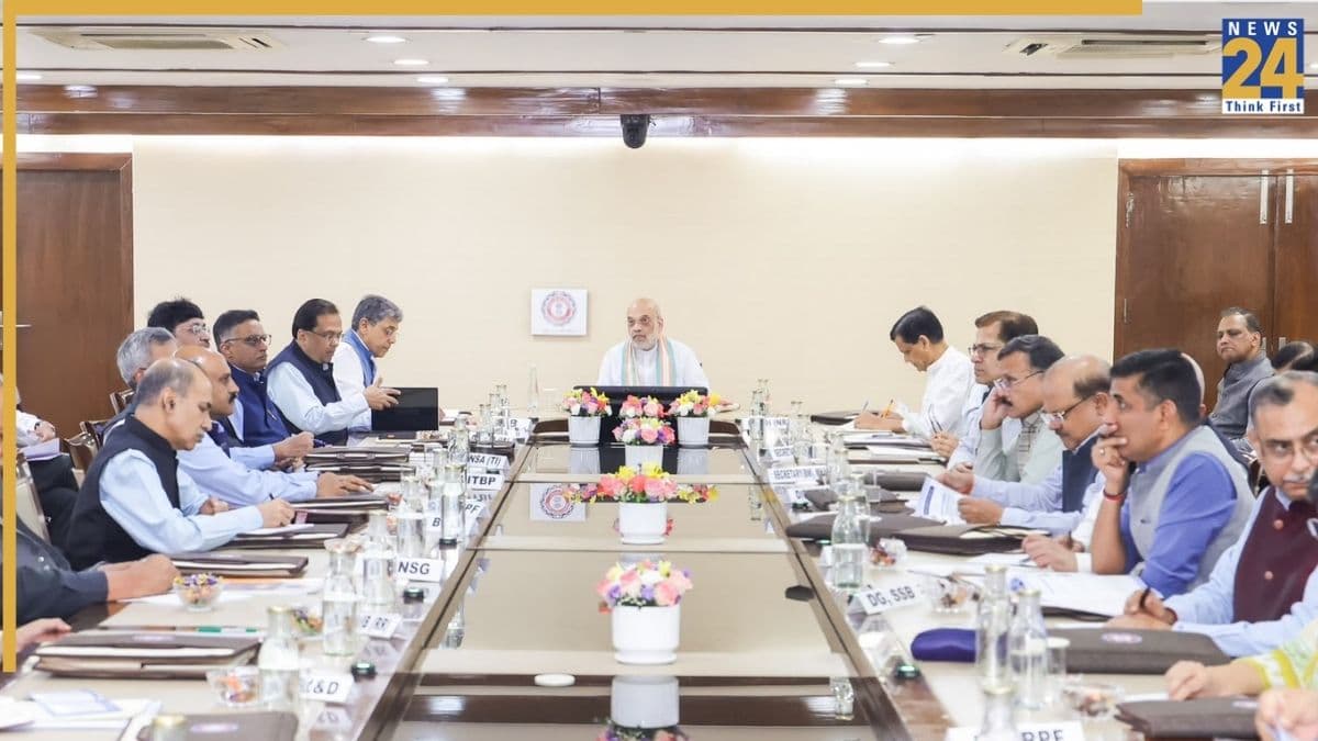 भारत की आंतरिक सुरक्षा पर अमित शाह की बड़ी बैठक, घुसपैठ और भगोड़ों के खिलाफ सख्ती के निर्देश