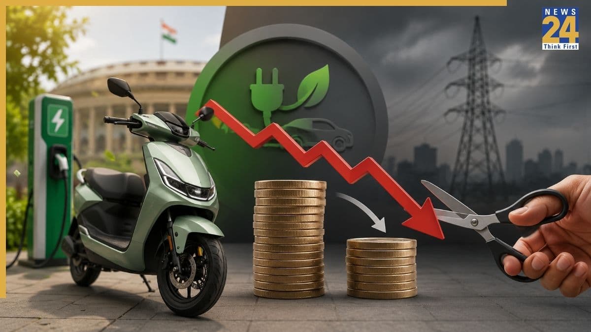 PM E-DRIVE Scheme: इलेक्ट्रिक स्कूटर-बाइक खरीदने वालों को झटका, आधा हुआ इंसेंटिव, अब इतना मिलेगा फायदा