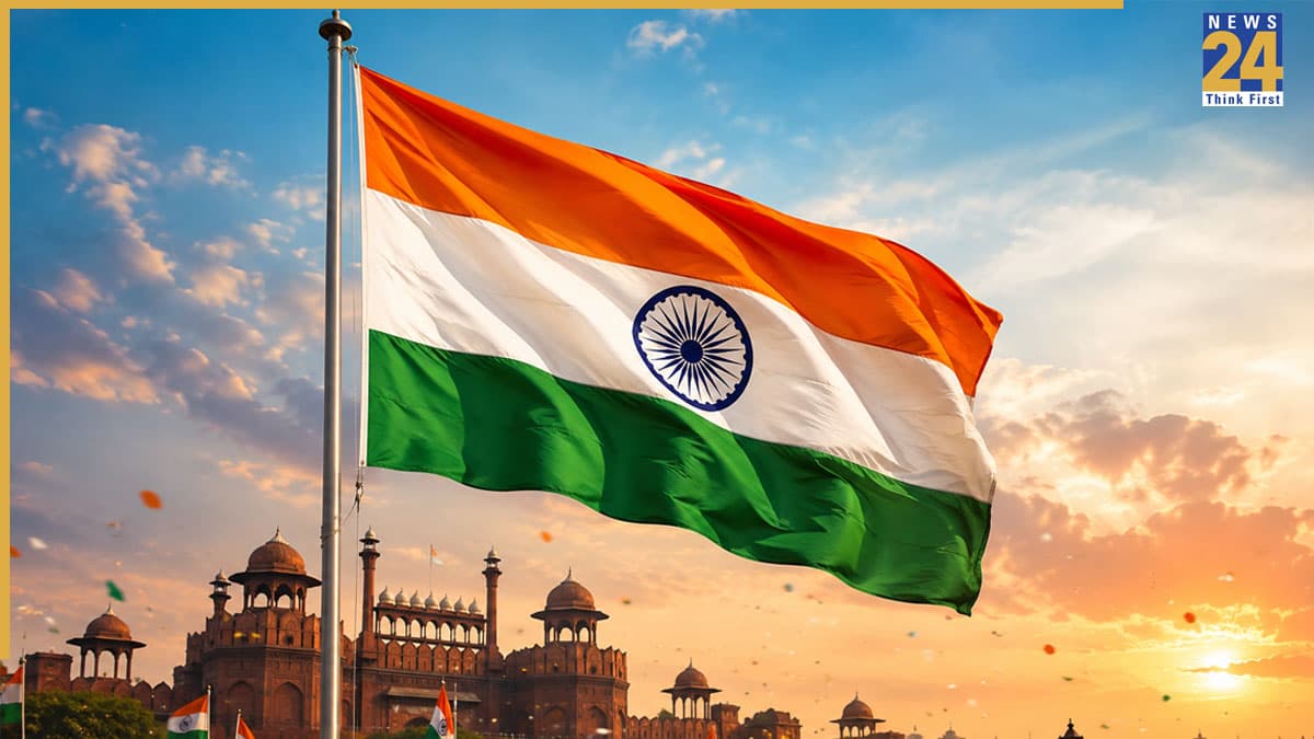 Independence Day 2026: 26 जनवरी से कैसे अलग है 15 अगस्त को तिरंगा फहराने का तरीका? खुद को देशभक्त कहने वाले भी नहीं जानते होंगे जवाब
