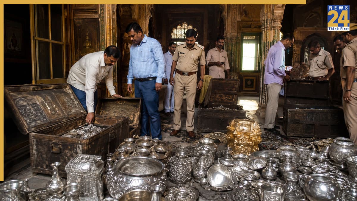 जयपुर की 200 साल पुरानी हवेली में मिला खजाना, 66 किलो चांदी बरामद; सोने के कलश का रहस्य बरकरार