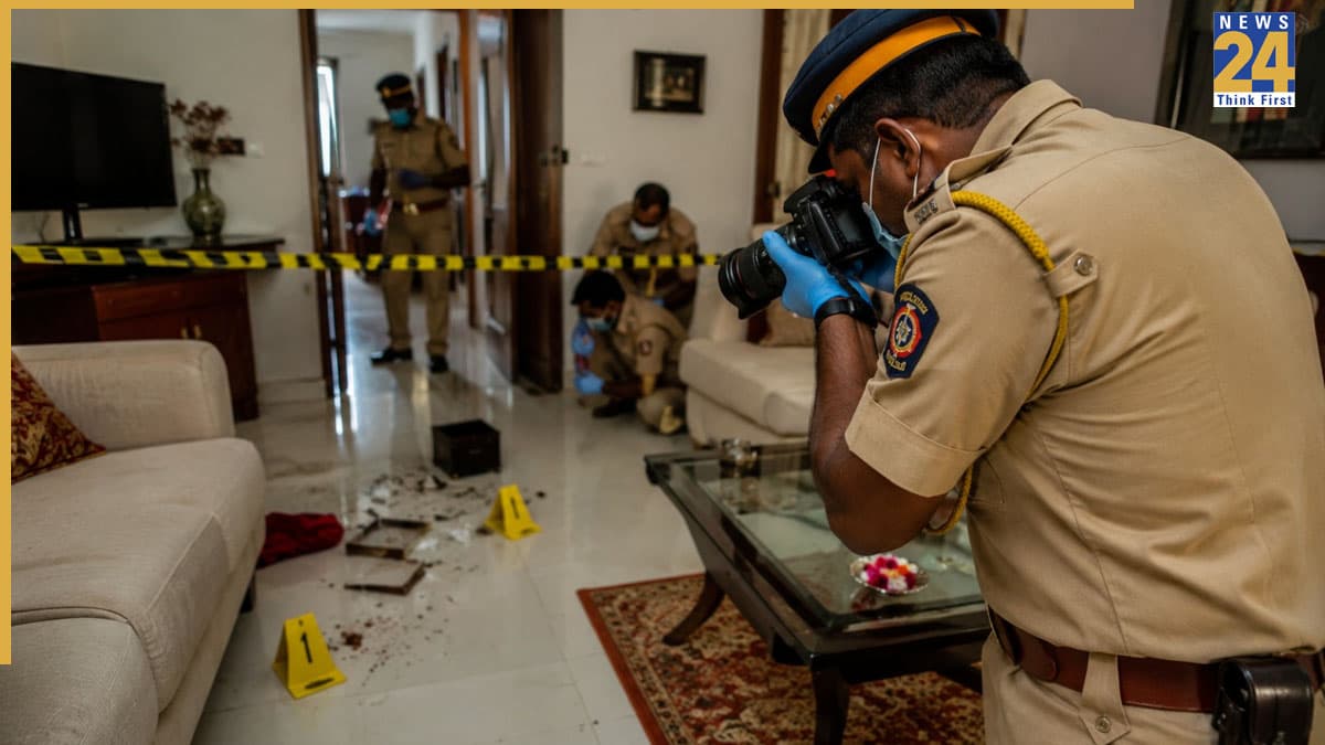 मुंबई में घर में मिले 4 शव, फंदे पर लटका था नौसेना कर्मी, फर्श पर पत्नी और 2 बच्चों की लाशें, हत्या कर सुसाइड का शक