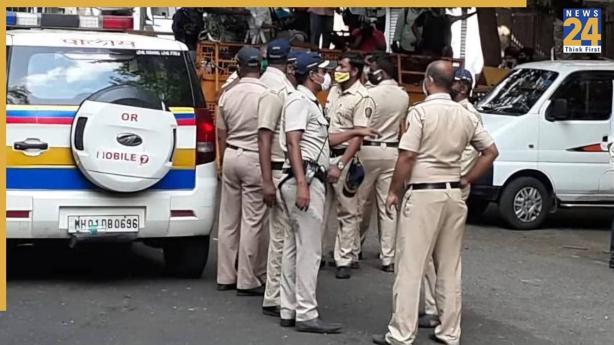 35 साल से मुंबई में छिपकर रह रहे थे 8 बांग्लादेशी! ठाणे के कलवा में RCF पुलिस की दबिश, दस्तावेजों ने खोली पोल