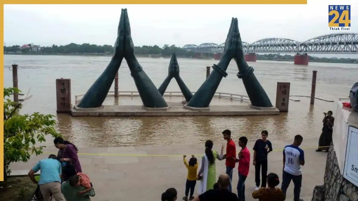 बारिश के बाद क्यों करनी पड़ती है वाराणसी के गंगा घाटों की खास सफाई? हर साल निकलता है टेंडर
