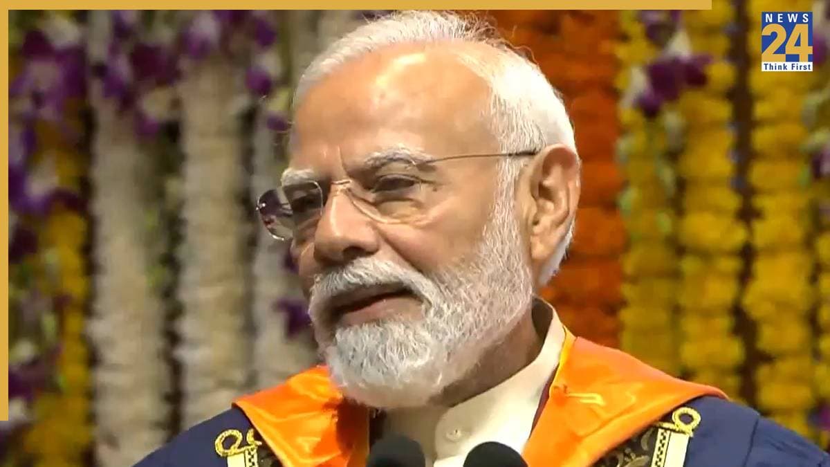 'भविष्य में कंधों पर बड़ी जिम्मेदारियां होंगी', IIT दिल्ली के दीक्षांत समारोह के मंच से PM मोदी का छात्रों को संदेश