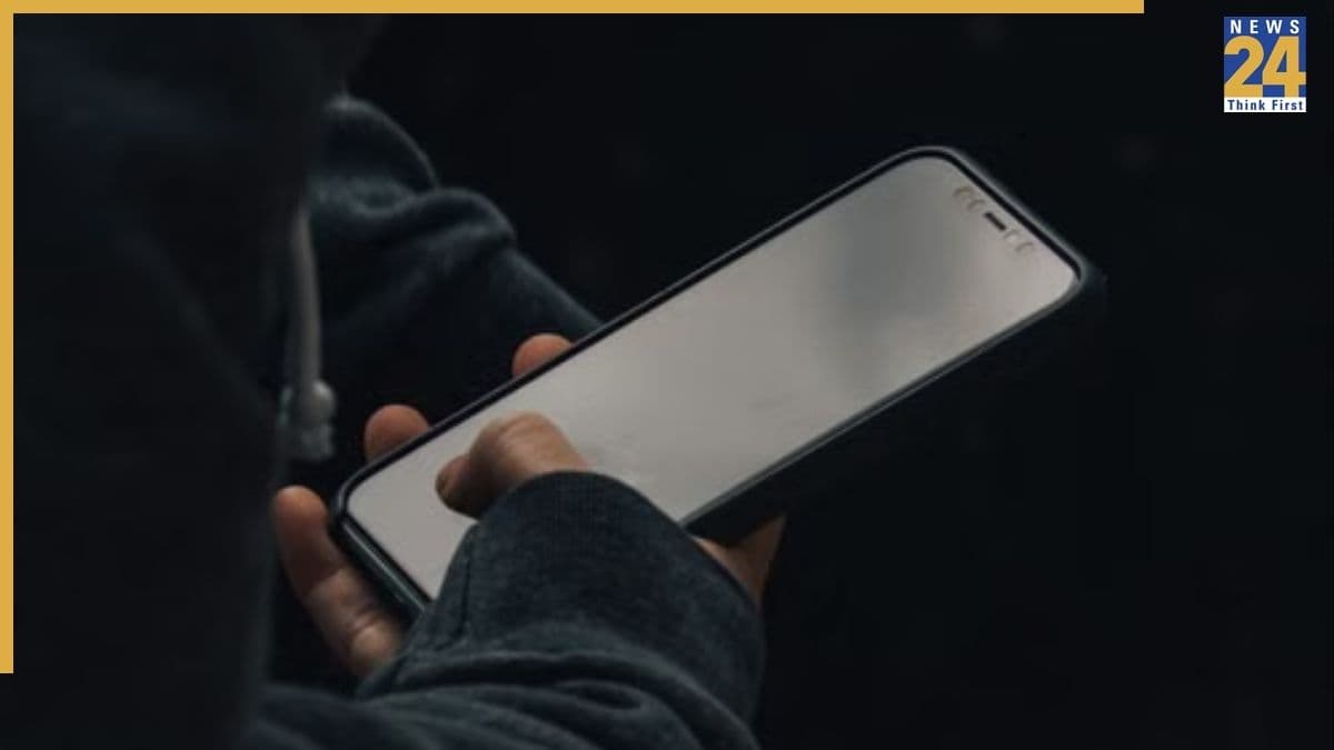 चोरी होने पर भी फोन स्विच ऑफ नहीं कर पाएगा चोर! Android और iPhone में आज ही बदलें ये सेटिंग्स