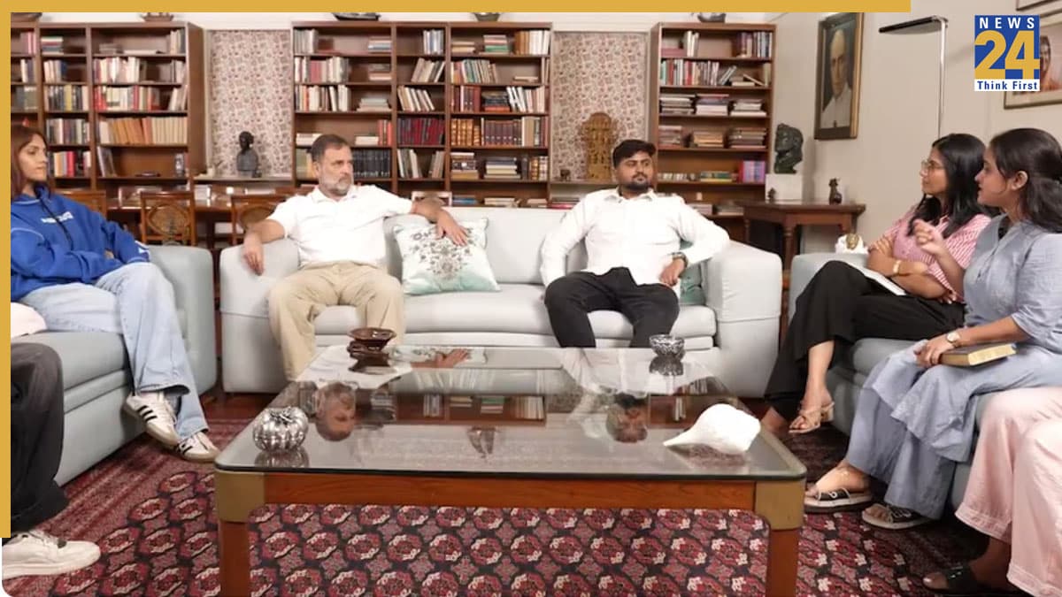'दिल्ली पुलिस ने हमें देशद्रोही कहा…', जंतर-मंतर पर प्रदर्शन करने वाले छात्रों से मिले राहुल गांधी
