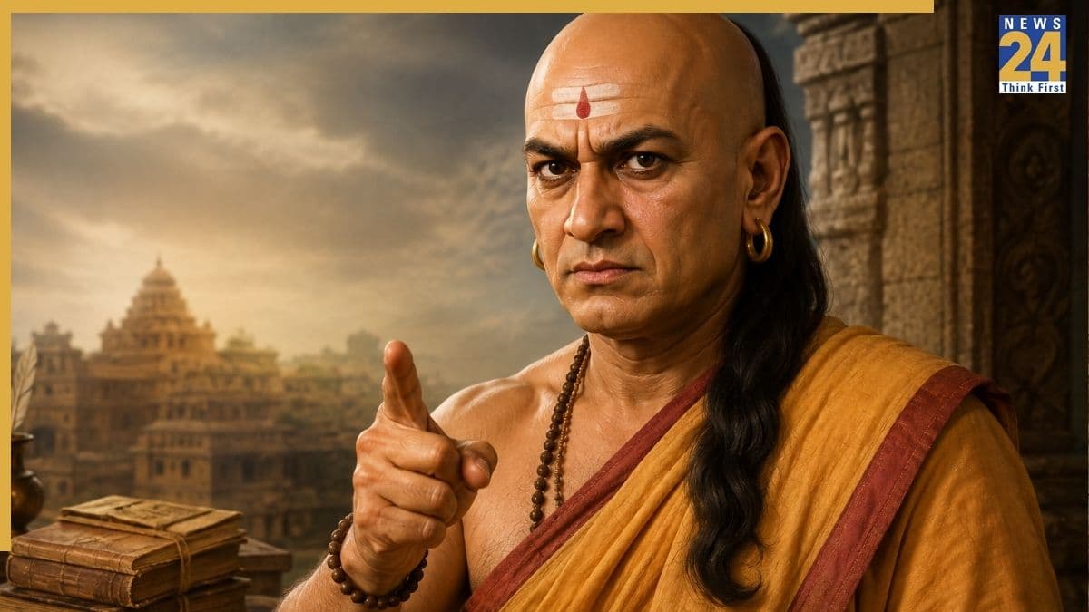 Chanakya Niti: शक्तिशाली इंसान को भी अंदर से कमजोर कर सकती हैं ये 5 चीजें, आचार्य चाणक्य से जानें