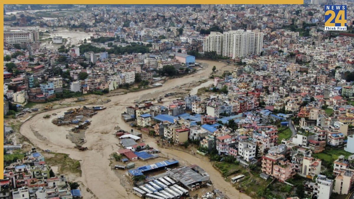 नेपाल में कहां से होकर गुजरती है कैलाश मानसरोवर यात्रा? अचानक आई बाढ़ के बाद 400 तीर्थ यात्री लापता