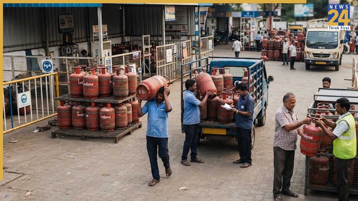 LPG Cylinder New Rates: 1 अगस्त से 202 रुपये सस्ता म‍िलेगा एलपीजी सिलेंडर, चेक करें अपने शहर के दाम