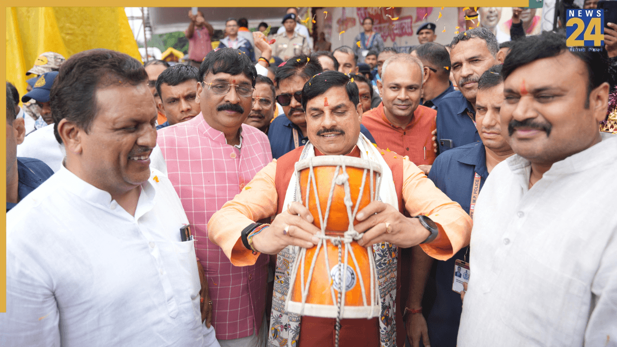 'बोल कांवड़िया, बोल बम…' मुख्यमंत्री डॉ. मोहन यादव ने कांवड़ियों पर बरसाए फूल, बजाया डमरू