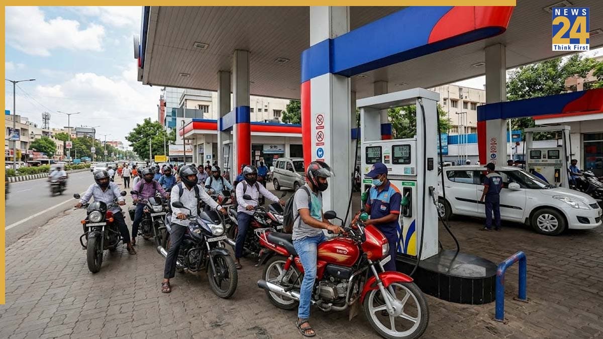 Petrol Diesel Price Today: 3 अगस्‍त को कच्‍चे तेल में ग‍िरावट के बाद पेट्रोल-डीजल की नई कीमतें हुईं जारी, चेक करें लेटेस्‍ट भाव