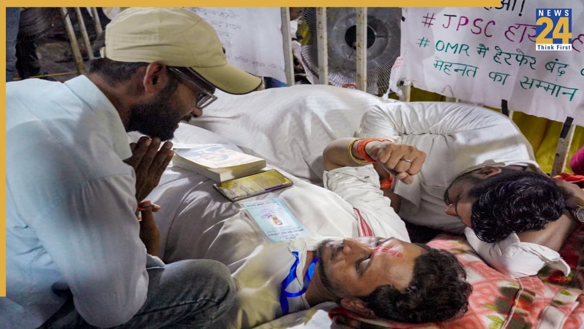 रांची छात्र आंदोलन: भूख हड़ताल पर बैठे प्रदर्शनकारी की तबीयत बिगड़ी, अस्पताल में कराया गया भर्ती