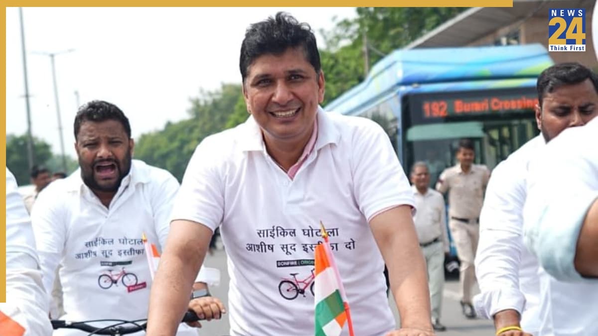 साइकिल घोटाले पर मंत्री आशीष सूद का इस्तीफा मांगने साइकिल से विधानसभा पहुंचे ‘आप’ नेता