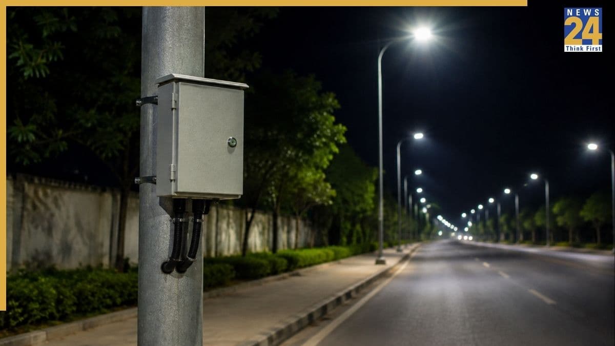 स्ट्रीट लाइट के पोल पर क्यों लगा होता है छोटा बॉक्स? जानें किस काम आता है ये डिवाइस