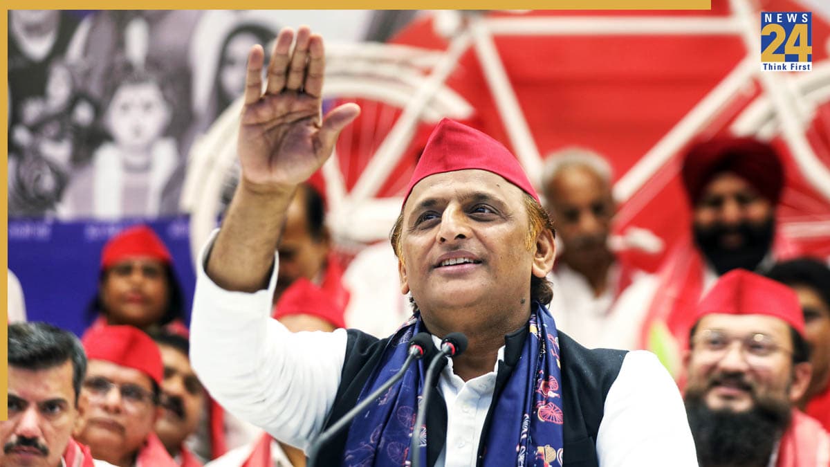 UP Election 2027: सपा ने बदला छात्रसभा का ड्रेस कोड, अब नीली शर्ट-पैंट और टी-शर्ट में दिखेंगे कार्यकर्ता