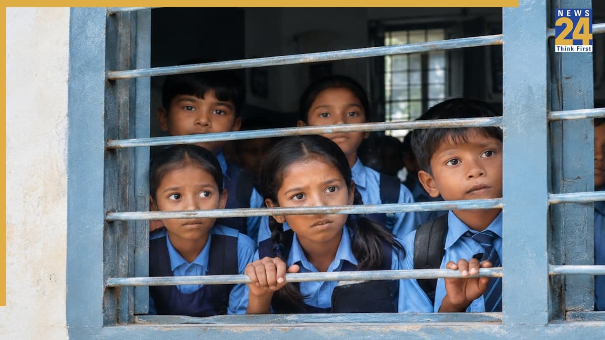 नशे में धुत हेडमास्टर ने 35 बच्चों को स्कूल के अंदर बंद कर लगाया ताला, शिक्षा विभाग ने लिया एक्शन
