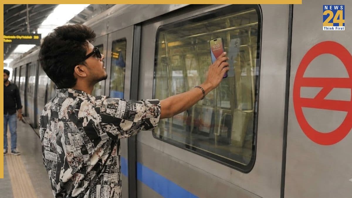 ट्रेन की विंडो पर फोन चिपकाने को लेकर DMRC ने दी चेतावनी, क्या है दिल्ली मेट्रो का फोटो-वीडियो से जुड़ा नियम