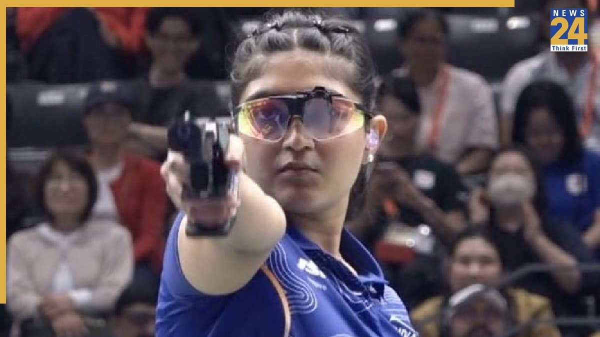 विमेंस 25 मीटर पिस्टल में ईशा सिंह ने जीता सिल्वर मेडल, एक गलती के कारण हाथ से निकल गया गोल्ड