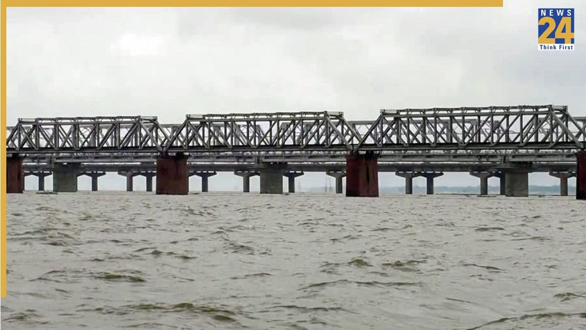 UP में गंगा-यमुना समेत कई नदियां उफान पर, बाढ़ में 8 लोगों की मौत; सैकडों मकान ढहे