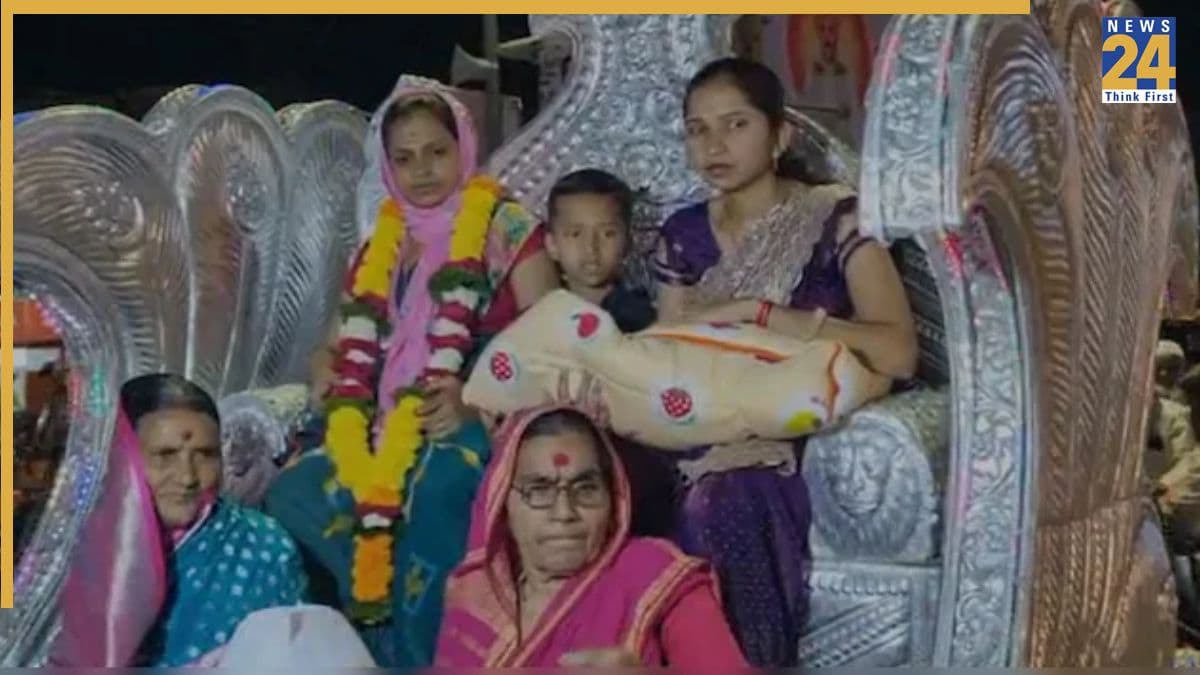 200 साल बाद घर जन्मी बिटिया, रथ पर सवार होकर अस्पताल से घर पहुंची; 5 पीढ़ियों से था इंतजार
