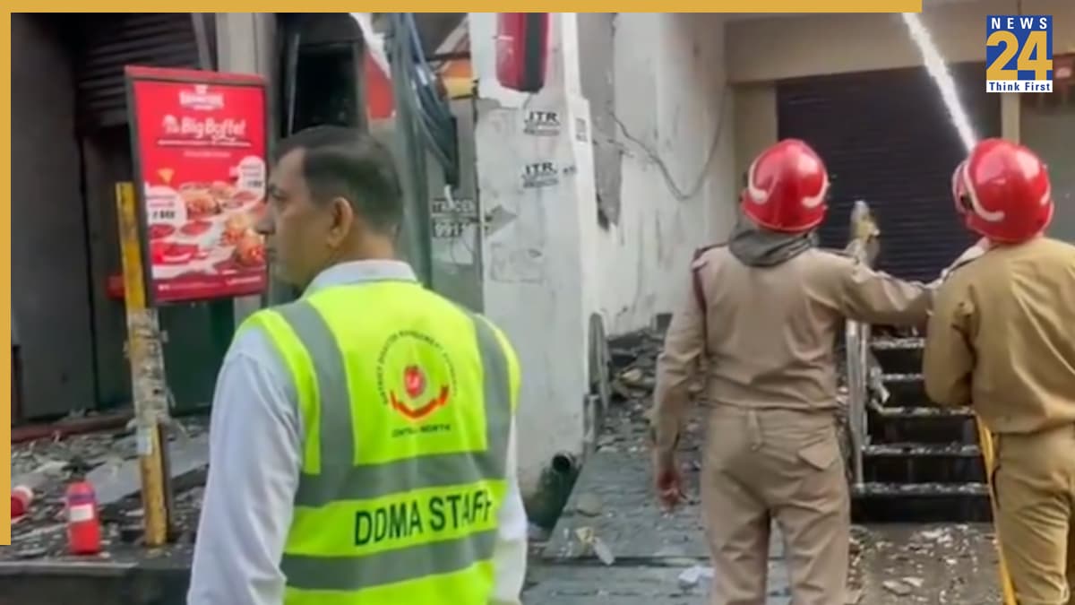 दिल्ली के मॉडल टाउन में हल्दीराम की दुकान में लगी आग, 30 लोगों को बचाया गया; कोई हताहत नहीं